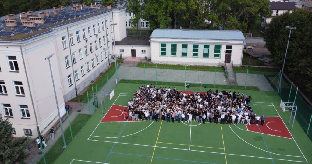 uczniowie zst i w busku zdroju przed stara sala gimnastyczna