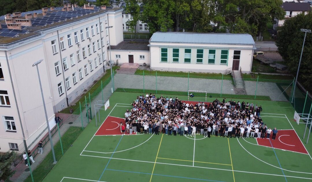 Uczniowie ZST-I w Busku-Zdroju zrobili pamiątkowe zdjęcie. Stara sala gimnastyczna wkrótce zniknie.
