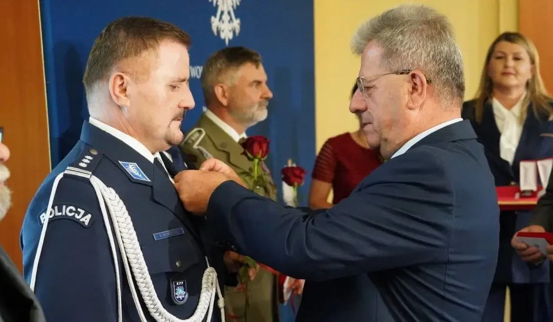 Komendant buskiej policji Andrzej Skowroński z medalem „Pro Patria”