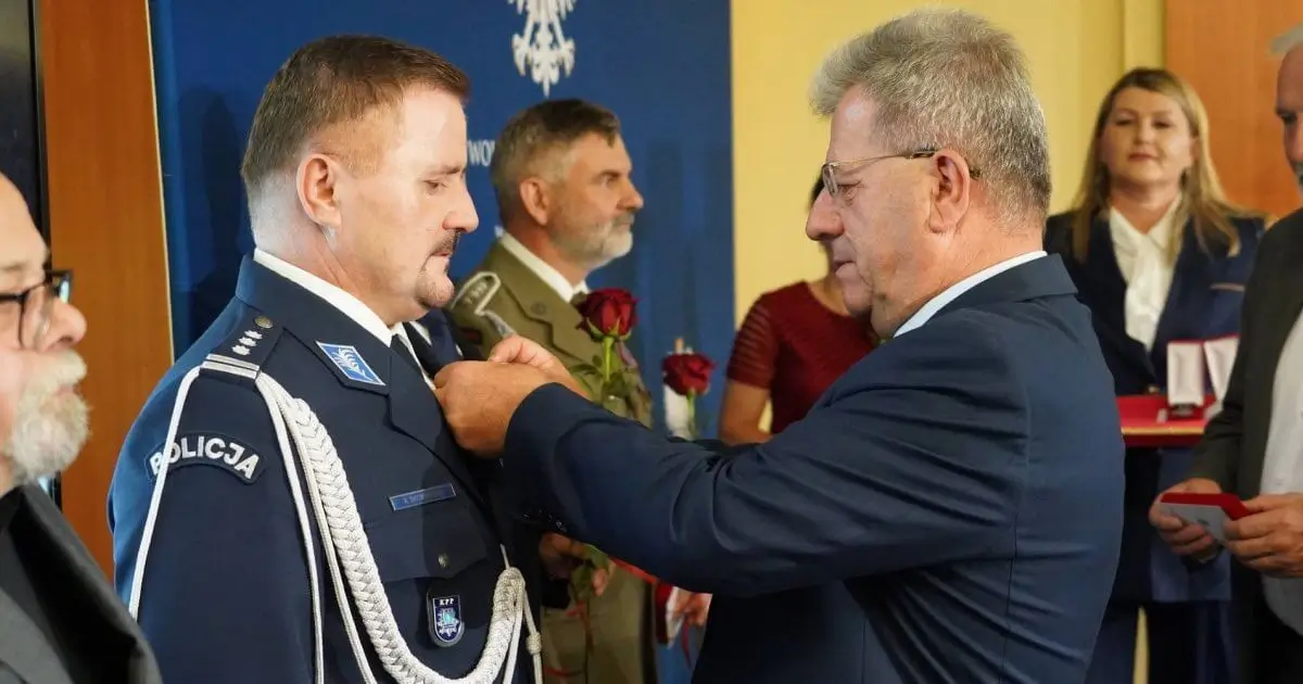 Komendant buskiej policji Andrzej Skowroński z medalem „Pro Patria”