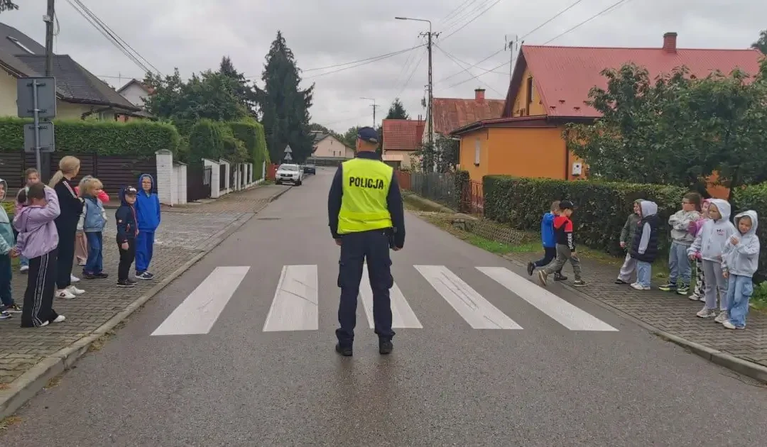 Policjanci uczą dzieci bezpiecznej drogi do szkoły