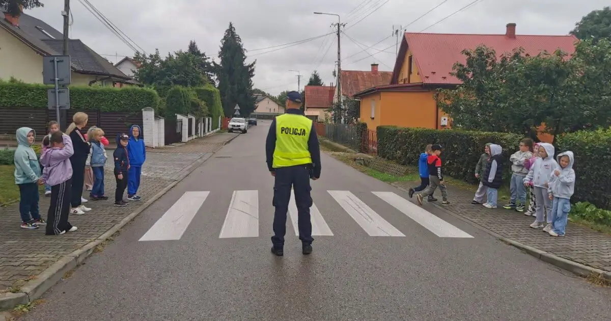 Policjanci uczą dzieci bezpiecznej drogi do szkoły