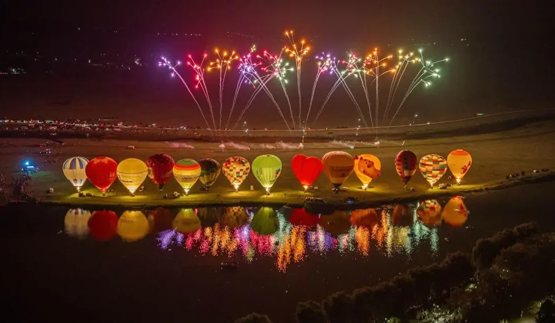 Balonove Świętokrzyskie rozświetliło nocne niebo nad Pińczowem