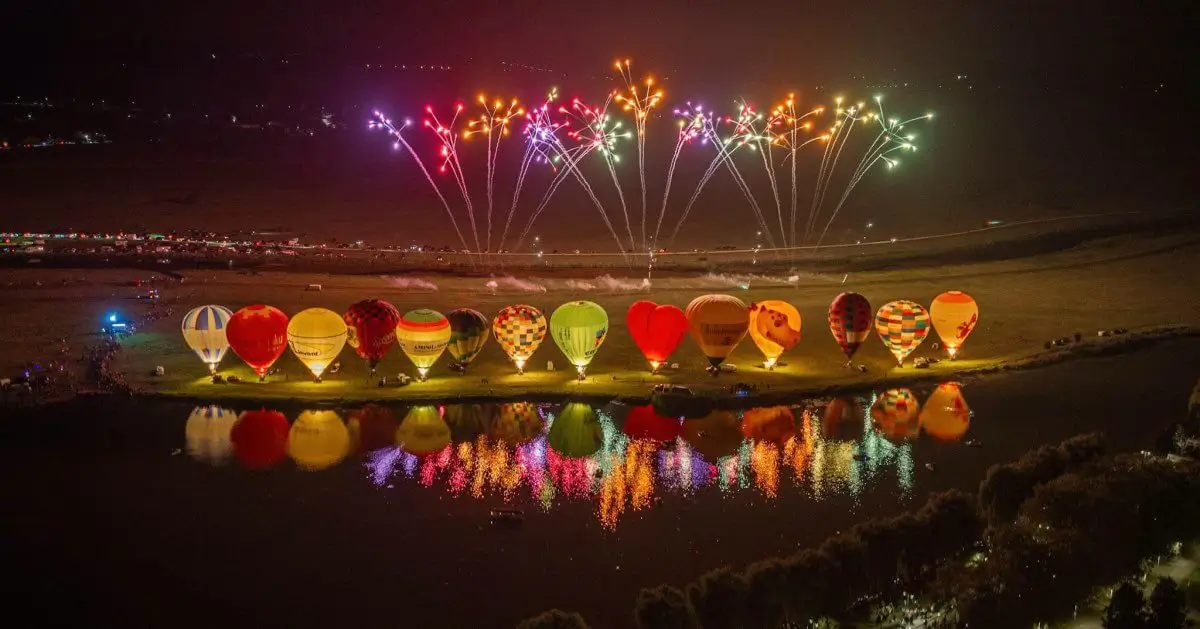 Balonove Świętokrzyskie rozświetliło nocne niebo nad Pińczowem