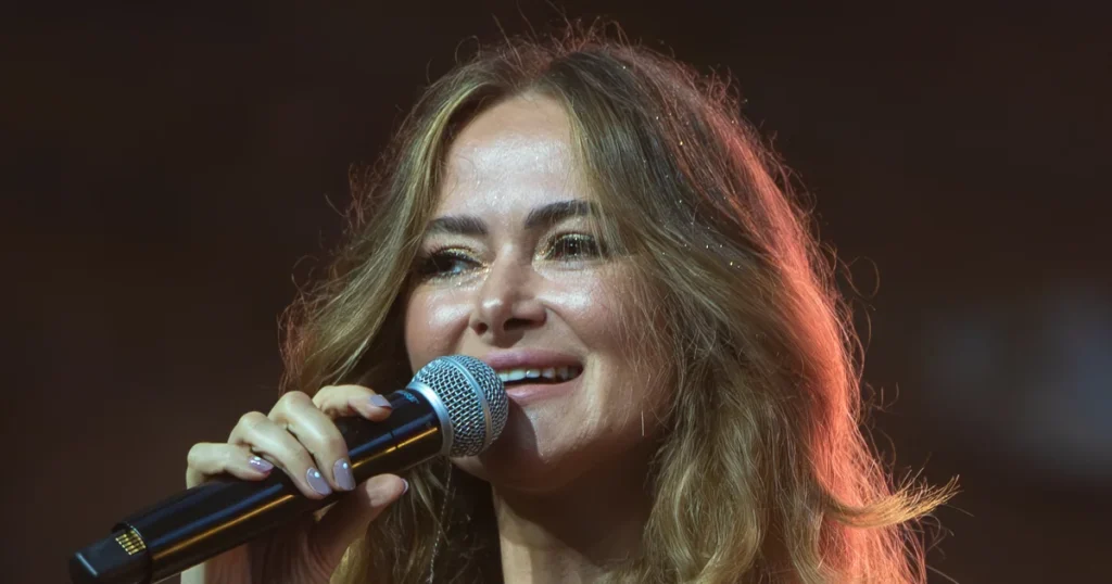 Anna Rusowicz śpiewająca do mikrofonu podczas koncertu Wodecki Twist w Sopocie w 2023 roku