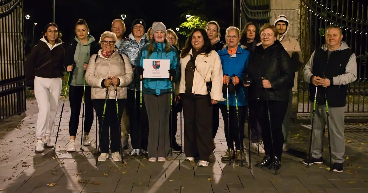 Busko-Zdrój nocą. Uczestnicy spaceru odkrywali uroki uzdrowiska Busko-Zdrój nocą. Uczestnicy spaceru odkrywali uroki uzdrowiska