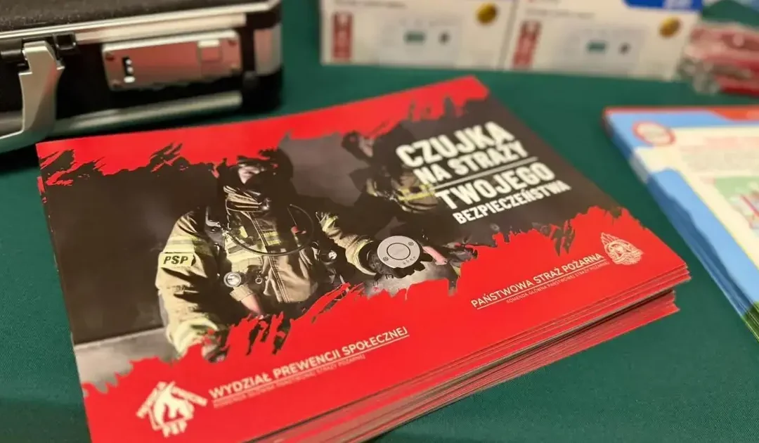Strażacy z OSP Mikułowice rozdawali mieszkańcom czujki dymu i czadu.