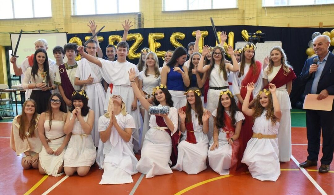 Otrzęsiny klas pierwszych w ZSP w Busku-Zdroju. Niezwykła podróż w czasie