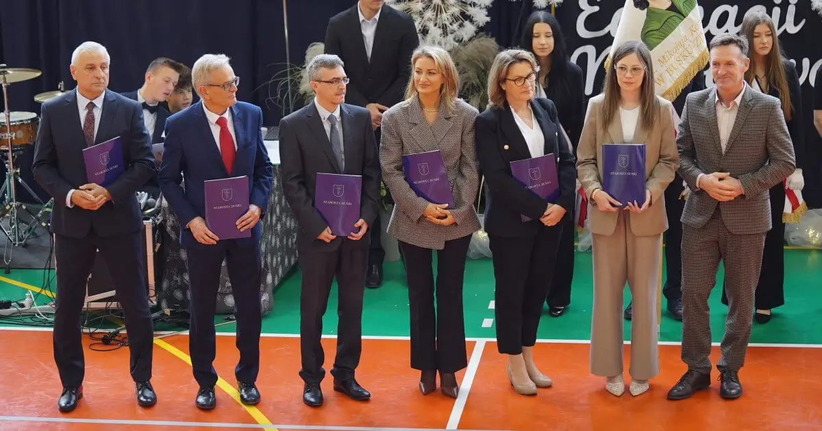 Ślubowanie pierwszoklasistów i Dzień Edukacji Narodowej w buskim Koperniku