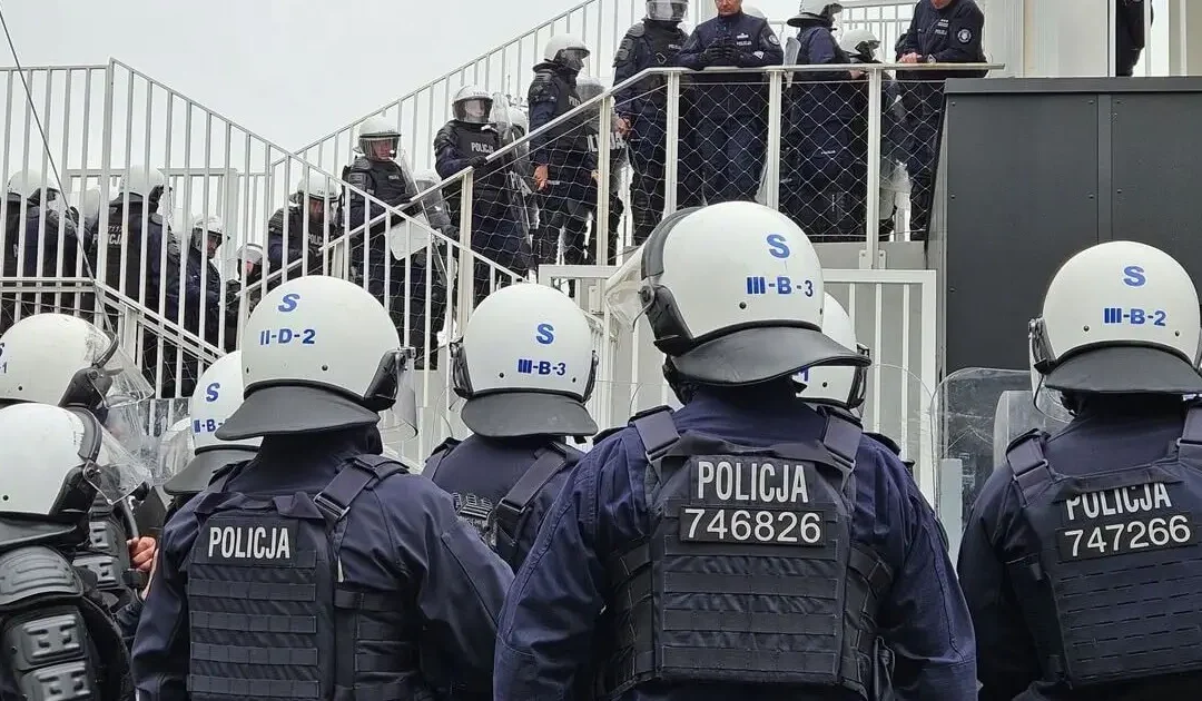 Policyjne ćwiczenia na stadionie w Busku-Zdroju