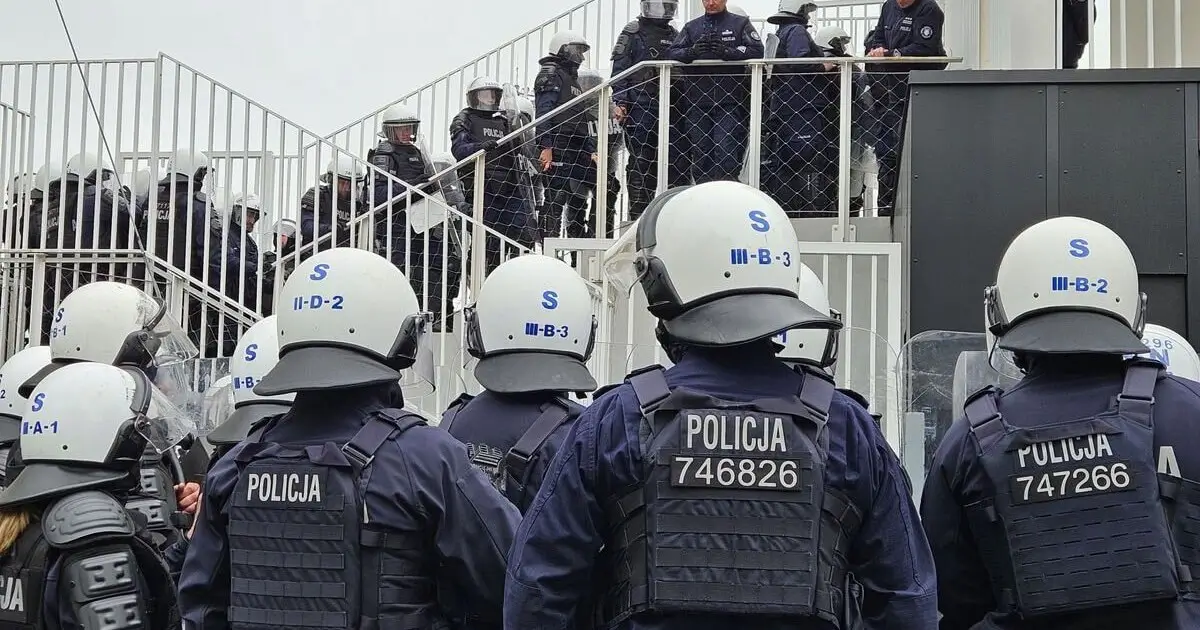 Policyjne ćwiczenia na stadionie w Busku-Zdroju