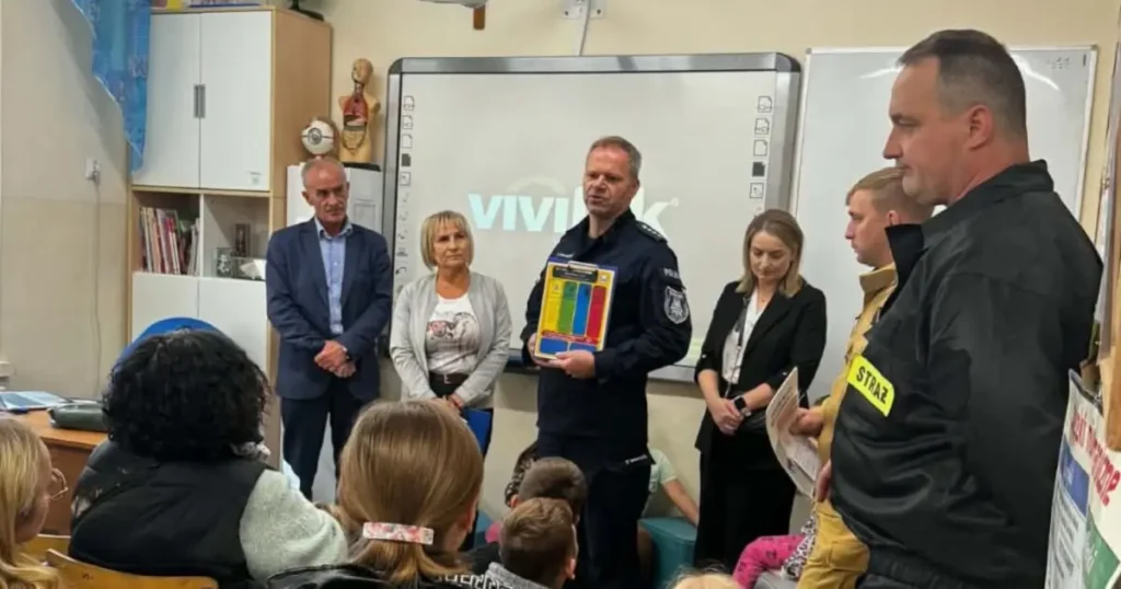 bartek kowalski Policjanci uczyli mieszkańców powiatu buskiego, jak reagować na zagrożenia