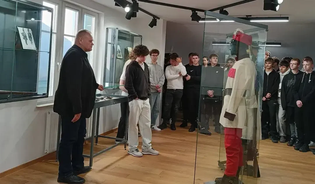 Powstanie Listopadowe w Willi Polonia. Młodzież z Buska-Zdroju na lekcji historii