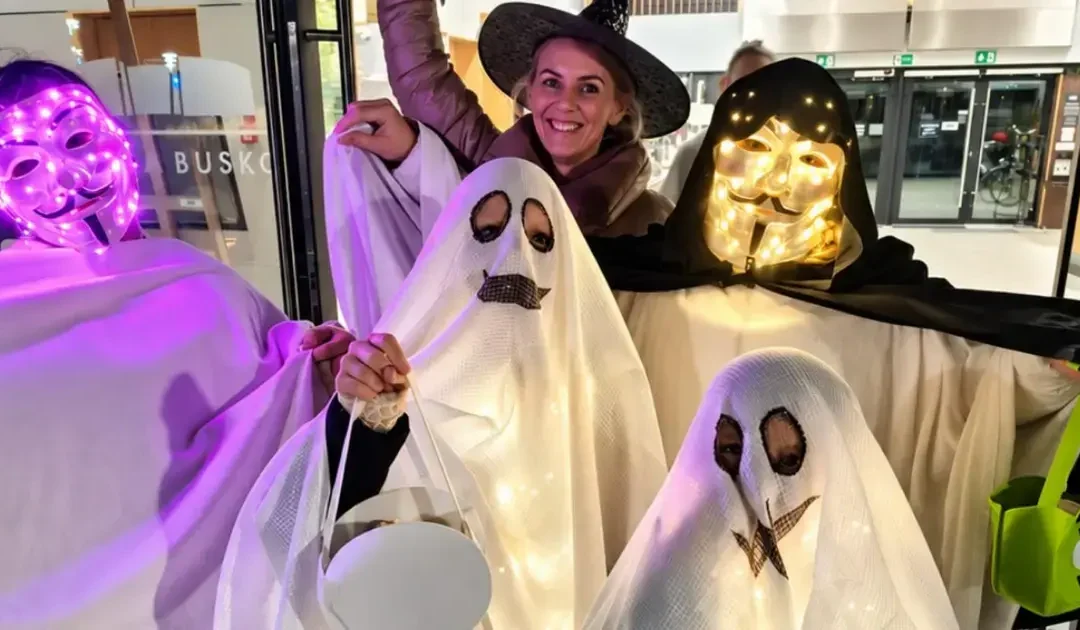 Duchy opanowały Busko-Zdrój. Halloweenowy spacer z Tężnią Busko przyciągnął tłumy mieszkańców