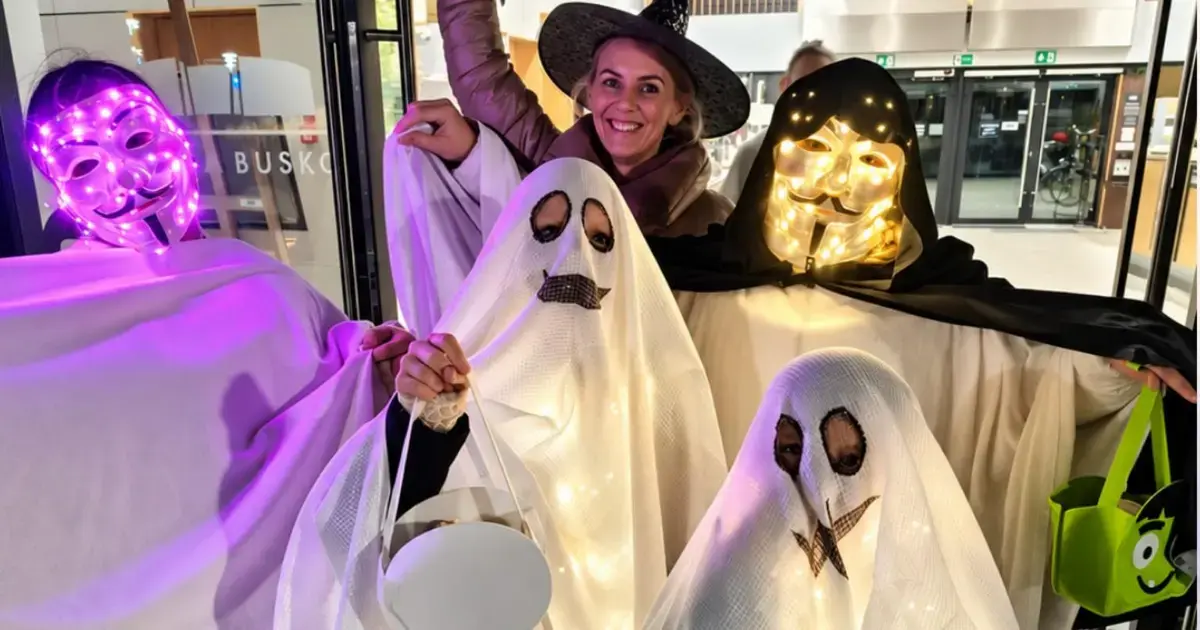 Duchy opanowały Busko-Zdrój. Halloweenowy spacer z Tężnią Busko przyciągnął tłumy mieszkańców