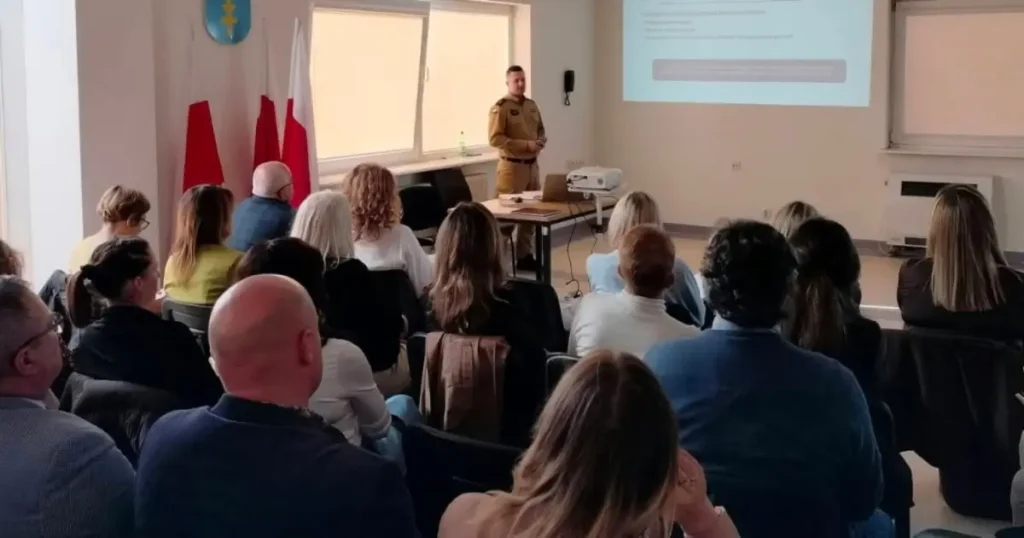 Dyrektorzy szkół i przedszkoli szkolili się w buskiej straży pożarnej