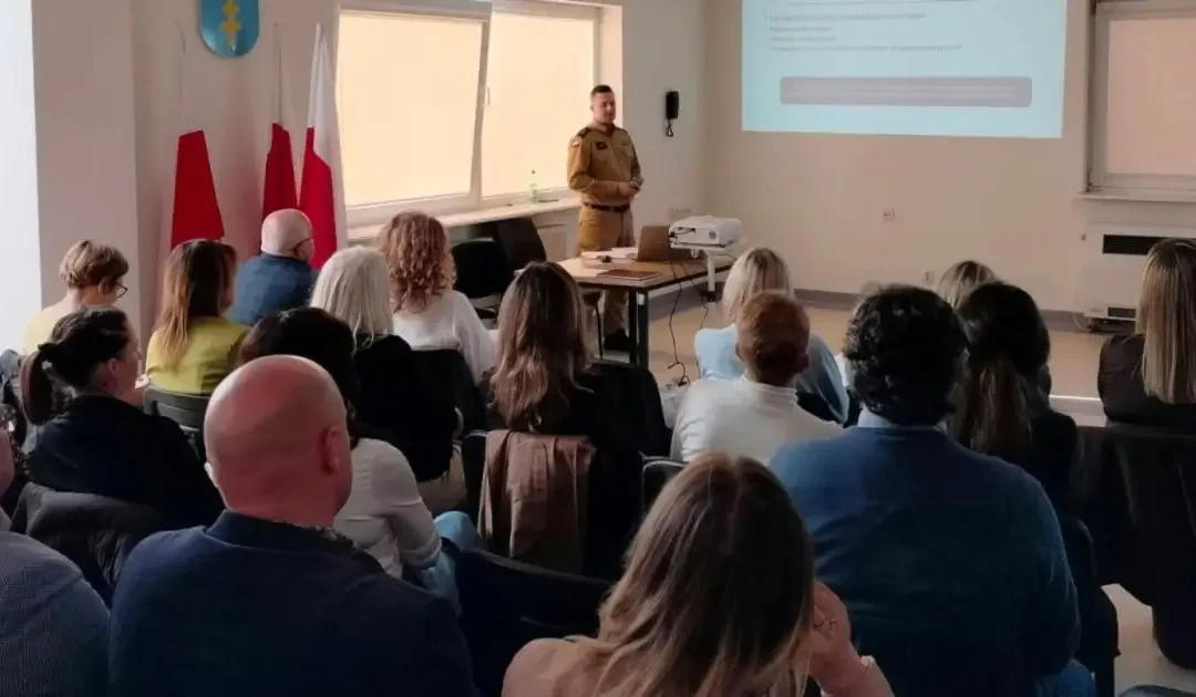 Dyrektorzy szkół i przedszkoli szkolili się w buskiej straży pożarnej
