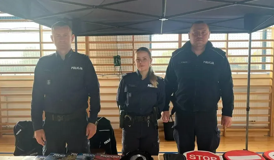 Bezpieczna Szkoła i Gmina Wiślica 2026. Policjanci ćwiczyli z uczniami