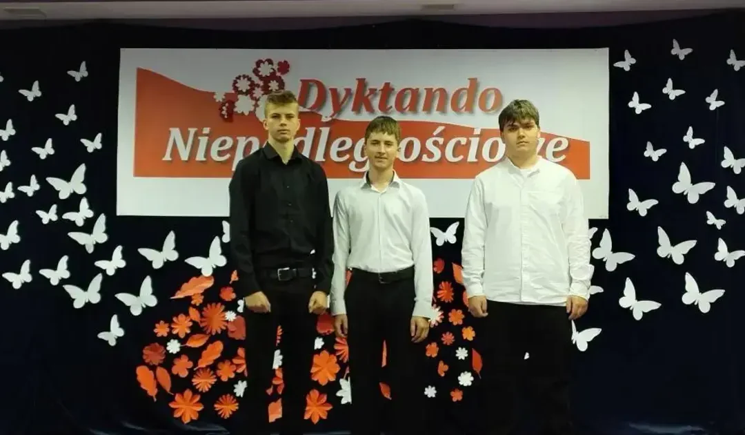 Trzech uczniów ZST-I w Busku-Zdroju w wojewódzkim etapie Dyktanda Niepodległościowego